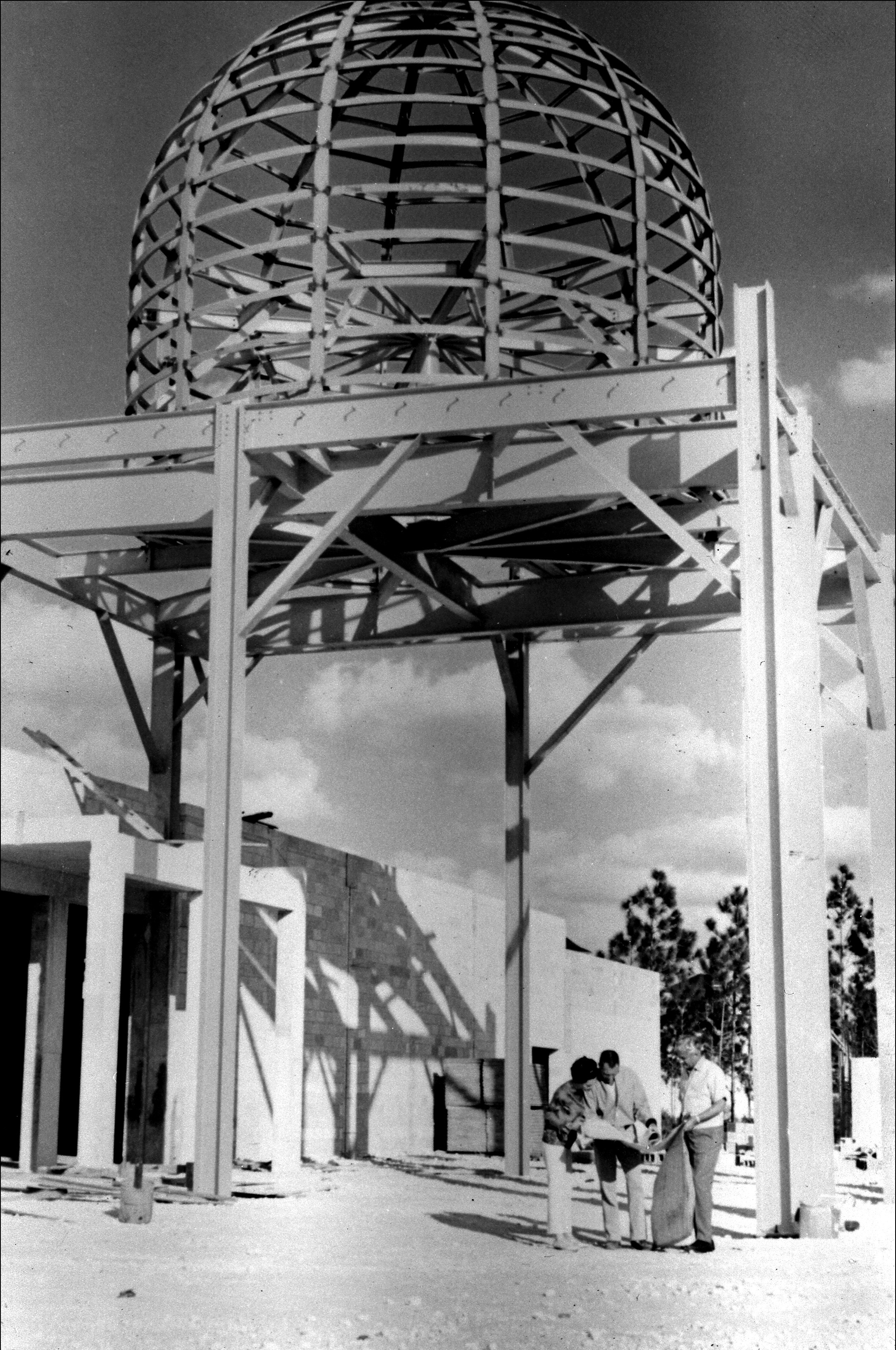 Construction of El Casino dome, International Bazaar